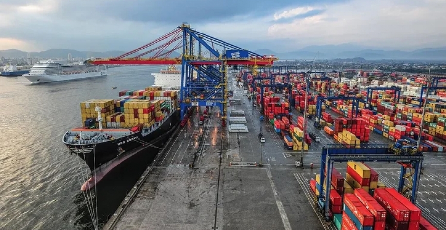 Porto de Santos: 70% das cargas chegam por rodovia e 30% por via ferrovia (Germano Lüders/Exame)