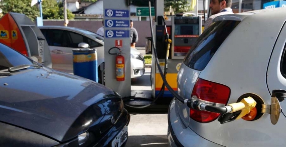 Abastecimento em posto de combustíveis | Foto Tânia Rêgo/Agência Brasil