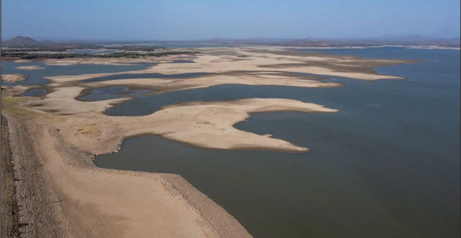Reservatório Poechos. Fonte: https://laprimera.pe/crisis-hidrica-en-piura-se-abre-el-reservorio-de-poechos-para-satisfacer-la-demanda-de-los-agricultores/. Acesso 28/10/2024.