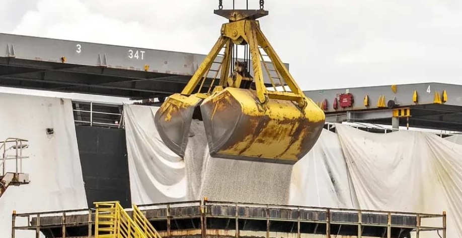 Desembarque de fertilizante no Porto de Paranaguá. Brasil pode se tornar oportunidade para o Canadá enfrentar sanções dos Estados Unidos — Foto: Claudio Neves/Portos do Paraná