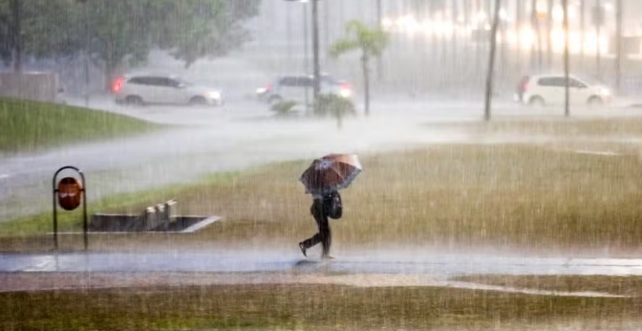Em algumas áreas, há possibilidade de chover até 100 milímetros em um período de 24 horas — Foto: Joel Rodrigues/Agência Brasília