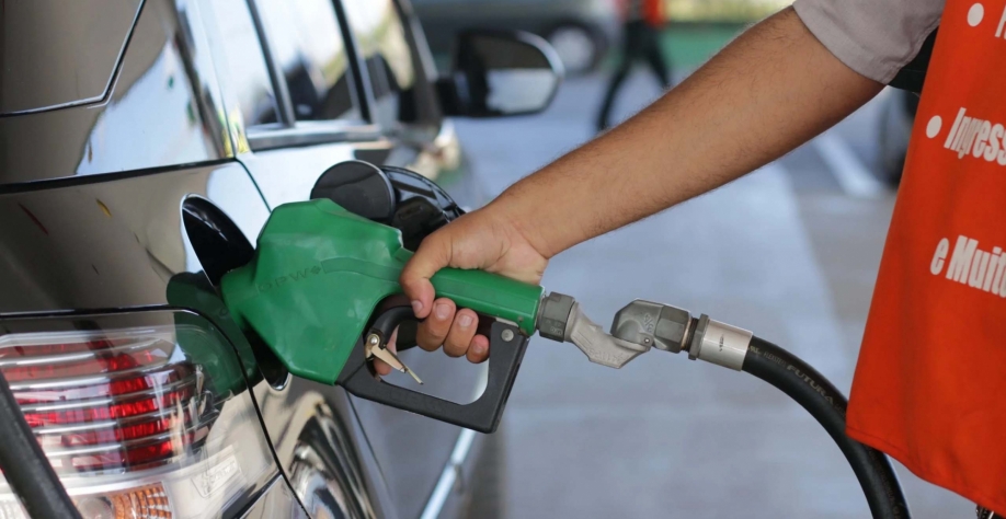 Frentista abastece veículo em posto de combustíveis | Foto Reprodução