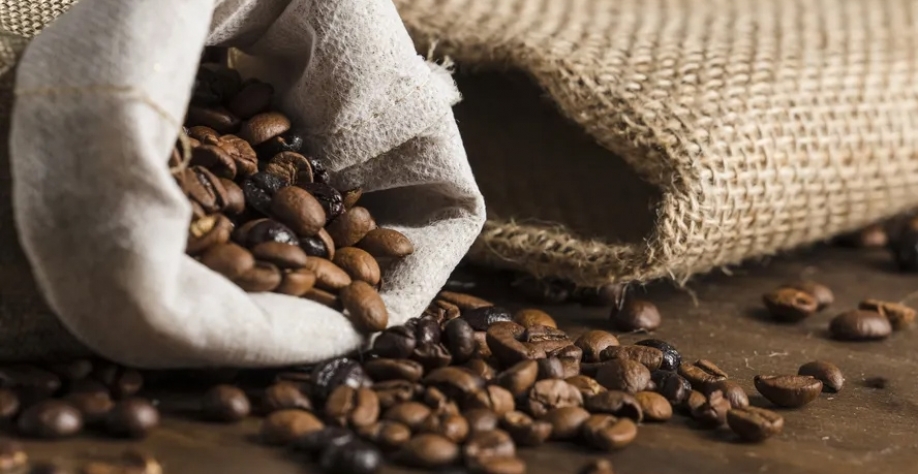 Oferta restrita e a perspectiva de uma safra menor de café no Brasil continuam a sustentar as cotações — Foto: Freepik