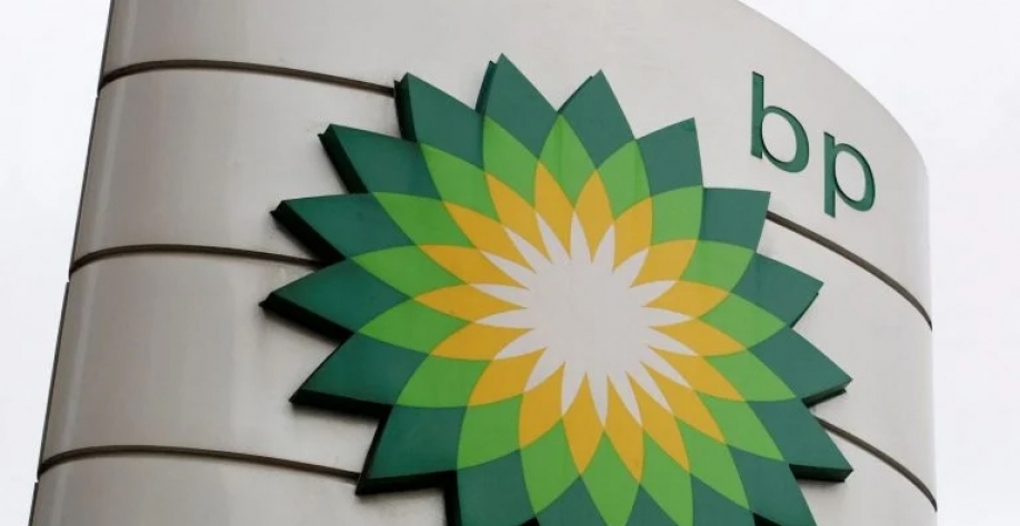 Placa exibida do lado de fora de um posto de gasolina da BP (British Petroleum). Reuters