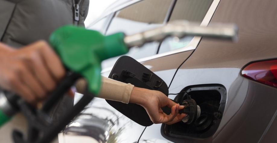 Lei do Combustível do Futuro deve aumentar mistura de álcool na gasolina. FreePik