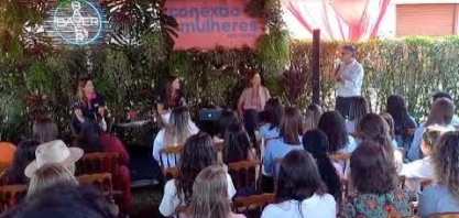 Bayer tem o compromisso de, até 2030, atingir 50% de toda liderança com mulheres