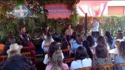 Bayer tem o compromisso de, até 2030, atingir 50% de toda liderança com mulheres