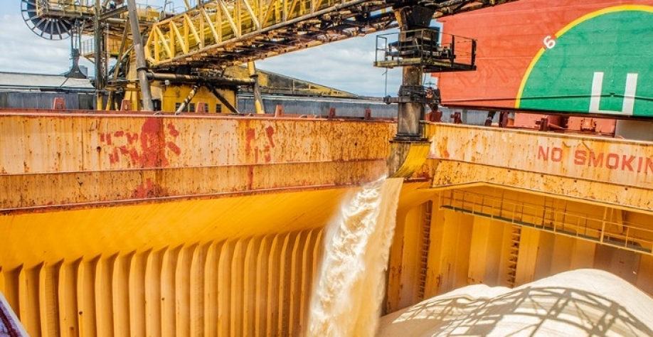 Embarque de açúcar destinado à exportação – Foto: Claudio Neves/Portos do Paraná