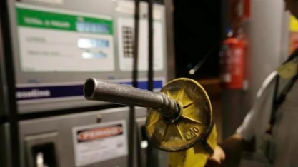 Com queda do petróleo, gasolina e diesel ficam mais caros no Brasil do que fora