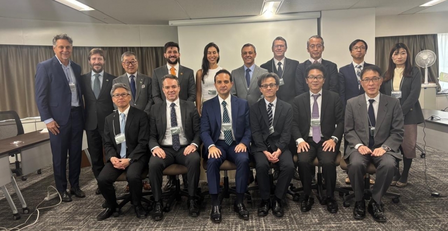 Ricardo Carvalho, diretor comercial e de originação da bp bioenergy, e Masaki Okada, head of country da bp Japão (em pé, segundo e terceiro da esquerda para a direita) participam de missão brasileira em favor do etanol