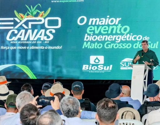 Governador Eduardo Riedel (PSDB) discursando em evento da Expocanas, nesta quarta-feira (26) (Foto: Saul Scharmm)