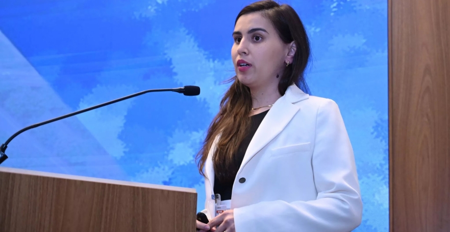 Luana Camargo, técnica do instituto Mauá, apresenta resultados dos ensaios com o E30 em evento no MME. Foto: Ricardo Botelho/MME