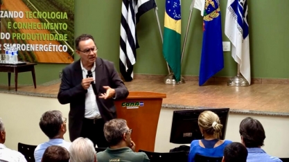 Dr. Augusto Cury fala sobre a gestão da emoção na formação de líderes de alta performance na reunião do Grupo Fitotécnico