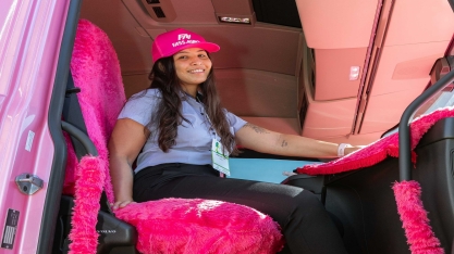 Participantes do 13º Cana Substantivo Feminino se encantam com caminhão rosa da ALLGE