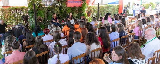 Bayer tem o compromisso de, até 2030, atingir 50% de toda liderança com mulheres