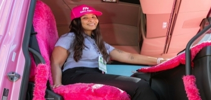 Participantes do 13º Cana Substantivo Feminino se encantam com caminhão rosa da ALLGE