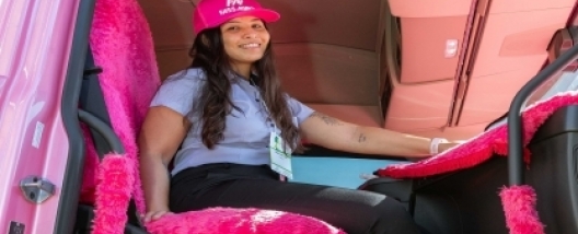 Participantes do 13º Cana Substantivo Feminino se encantam com caminhão rosa da ALLGE