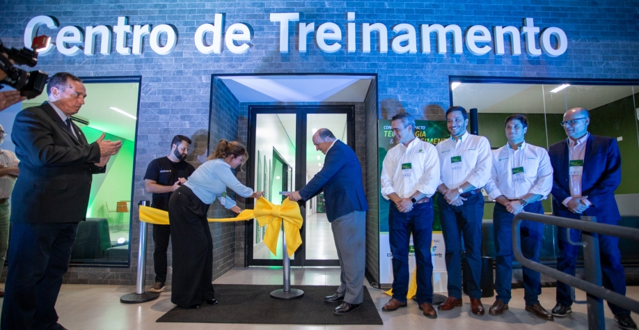 Gestores da parceria durante desenlace de inauguração do Centro de Treinamento (crédito: Denise Guimarães)