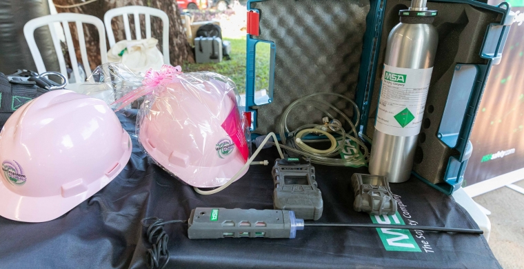 MSA Safety Company fez sucesso com sua linha de capacetes rosas no 13º Cana Substantivo Feminino
