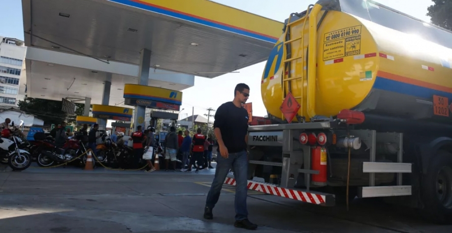 Posto de abastecimento de combustíveis, em São Cristóvão, na zona norte do Rio, recebe gasolina (Foto Tânia Rêgo/Agência Brasil)