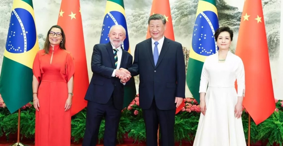Xi e Lula participam de cerimônia de assinatura de documentos de cooperação. Foto: Xinhua/Huang Jingwen