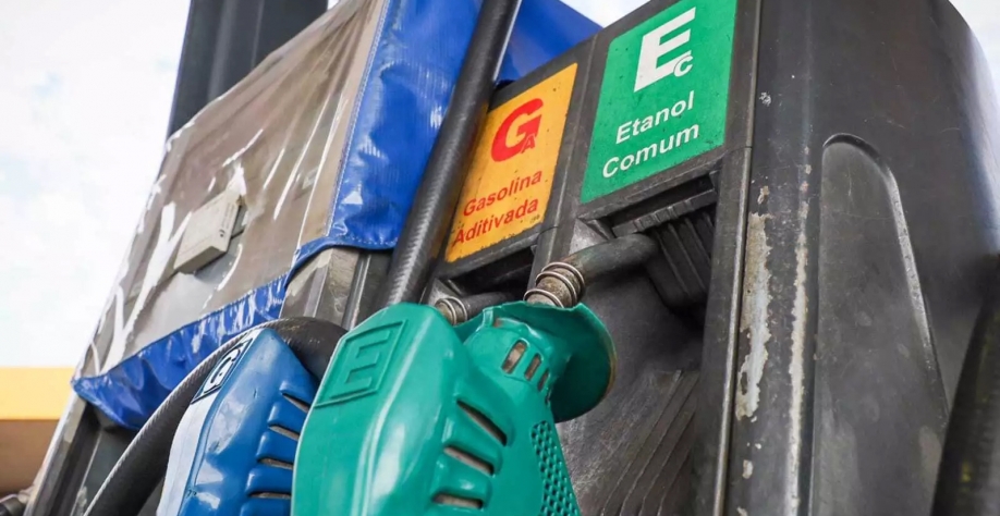 Bomba de abastecimento de gasolina e etanol (Foto: Henrique Kawaminami)