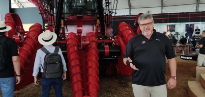 Colhedora de duas linhas da Case IH movida 100% a etanol chama atenção por potência e baixo consumo
