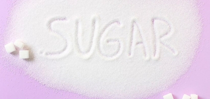 Ainda sob pressão de superávit global, mercado futuro do açúcar inicia semana em baixa