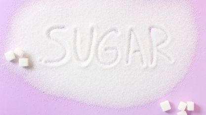 Ainda sob pressão de superávit global, mercado futuro do açúcar inicia semana em baixa