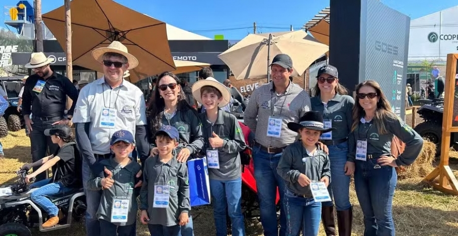 Família proprietária da fazenda Unidas, do Sul de Minas Gerais, aproveitou o feriado para passear pela Agrishow — Foto: Globo Rural/ Gabriella Weiss