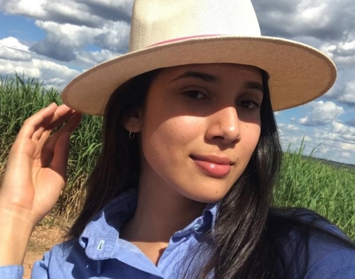 Gisely trocou o mundo da moda pelo fascínio da química da cana-de-açúcar. Divulgação Agro Serra