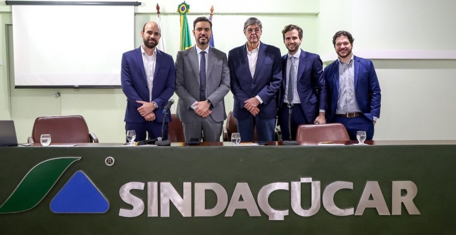 Representantes do Porto de Suape e do Sindaçúcar-PE se reuniram, nesta segunda, para debater a infraestrutura de açúcar e etanol e o potencial do estado nos derivados da biomassa - Foto: Divulgação/Suape