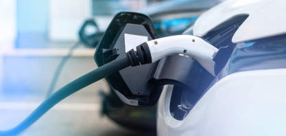 Veículos elétricos batem recordes globais, mas mudanças nos EUA freiam expectativas futuras