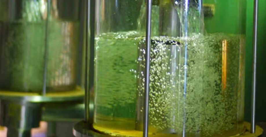 Etanol não combustível é usado pela indústria de bebidas alcoólicas, de produtos de limpeza, de cosméticos e medicamentos — Foto: Divulgação