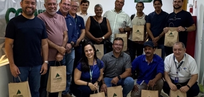 Comitiva de Pindorama visita maior cooperativa de produção de café conilon do Brasil