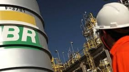 Petrobras reduz preço da gasolina em 5,6% para distribuidoras