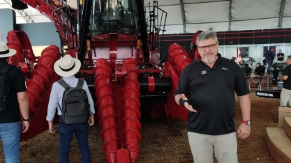 Colhedora de duas linhas da Case IH movida 100% a etanol chama atenção por potência e baixo consumo