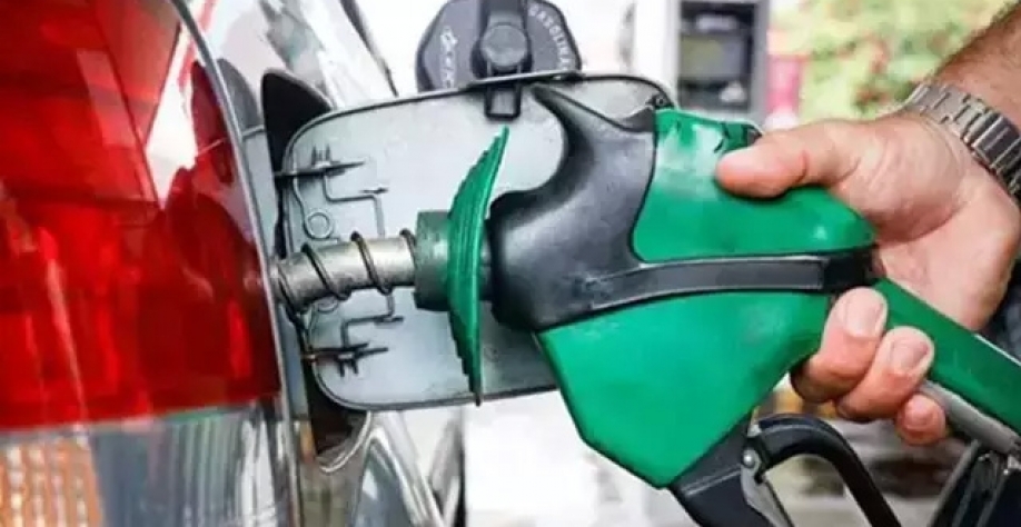 Frentista abastece veículo em posto de Campo Grande. (Foto: Henrique Kawaminami/Arquivo)