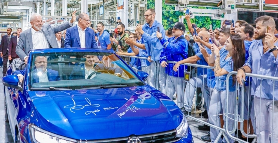 Lula e Alckmin em modelo Volkswagen durante anúncio de plano de investimentos da montadora no Brasil (Foto: Ricardo Stuckert/PR)