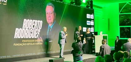 Roberto Rodrigues é homenageado no 14º Prêmio Visão Agro Centro-Sul com a categoria Hors Concours