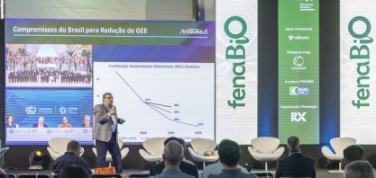 Brasil poderia liderar a descarbonização global com frota flex movida 100% a etanol, aponta Anfavea na FenaBio