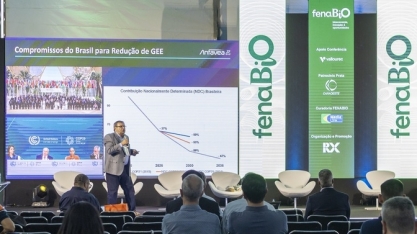 Brasil poderia liderar a descarbonização global com frota flex movida 100% a etanol, aponta Anfavea na FenaBio