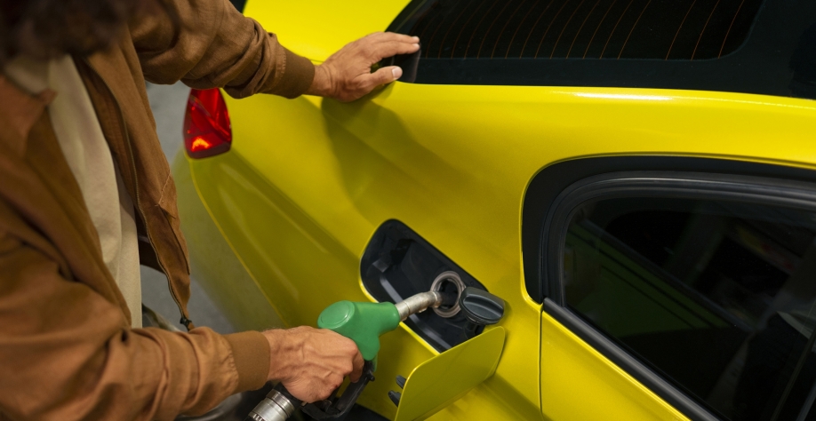 Homem de alto ângulo no posto de gasolina. Freepik