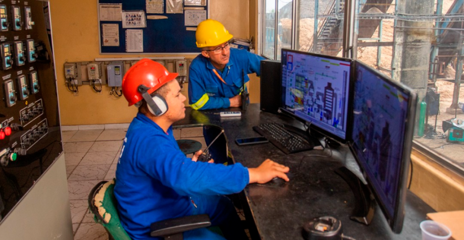 Operadores na Destilaria Tabu. Créditos: Ascom Tabu