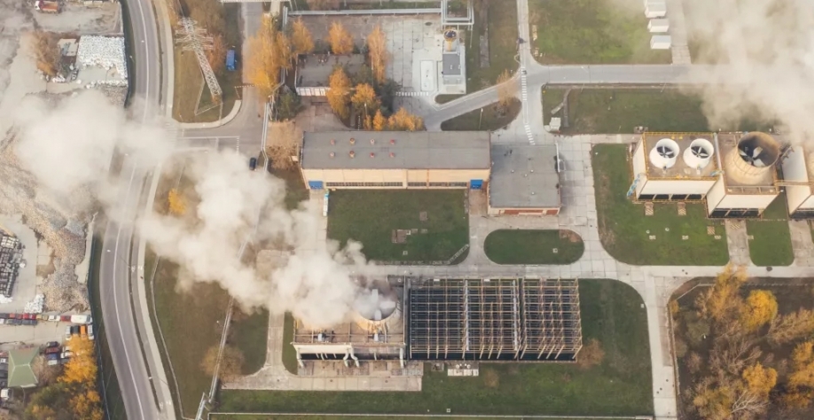 Complexo industrial lança grande volume de emissões poluentes na atmosfera (Foto Marcin Jozwiak/Pixabay)
