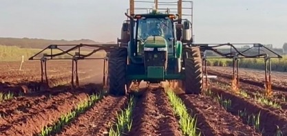 Vinhaça localizada eleva eficiência da adubação e reordena o “tabuleiro da produção”