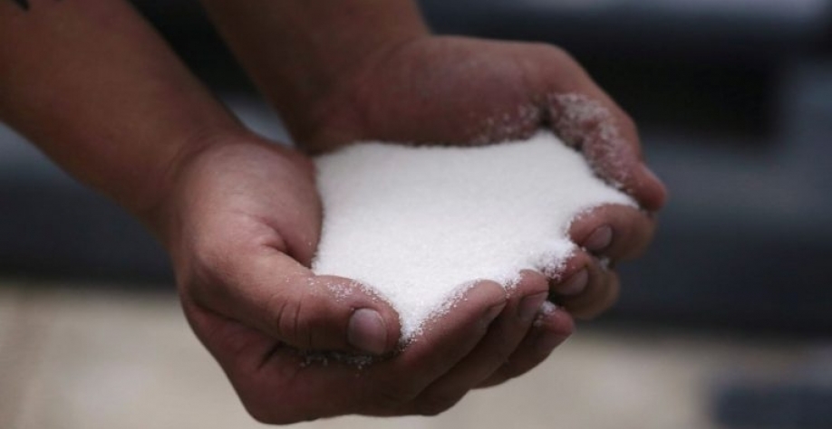 Um trabalhador mostra o açúcar após o processamento da cana-de-açúcar na usina de açúcar Coopevictoria. Reuters