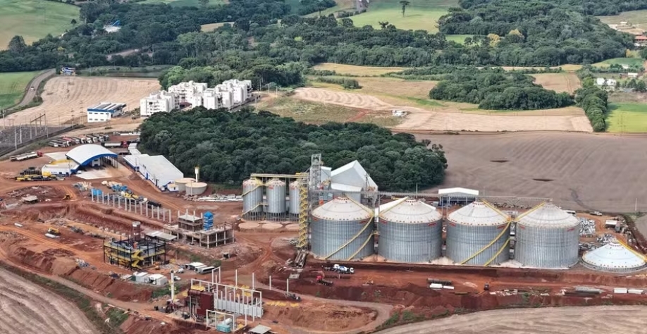 Obras de esmagadora de soja da Agrodanieli em Tapejara (RS): indústrias investirão R$ 5,9 bilhões em aumento de capacidade nos próximos 12 meses — Foto: Divulgação