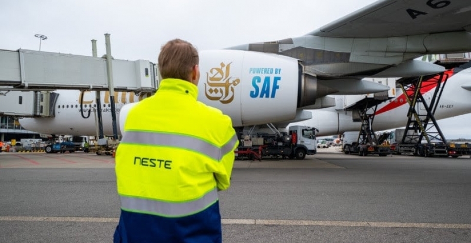 Emirates utiliza SAF em voos do aeroporto Schiphol de Amsterdã (Foto: Divulgação)