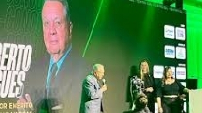 Roberto Rodrigues é homenageado no 14º Prêmio Visão Agro Centro-Sul com a categoria Hors Concours